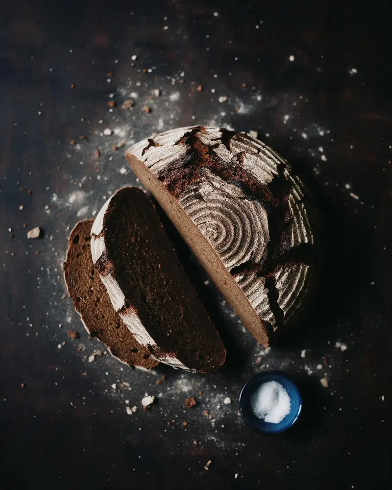 Angeschnittenes Roggenbrot mit dichter, saftiger Krume