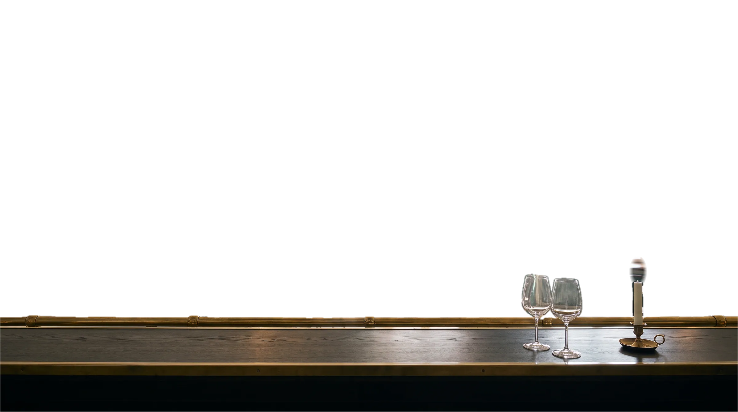 Gewölbekeller mit Theke, hängenden Weingläsern und Kellerfenstern